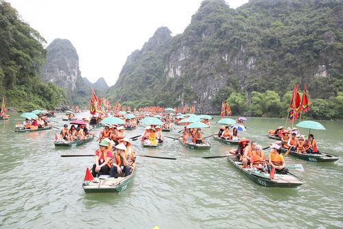 Hàng nghìn người tham gia rước rồng, rước nước trên sông Sào Khê
