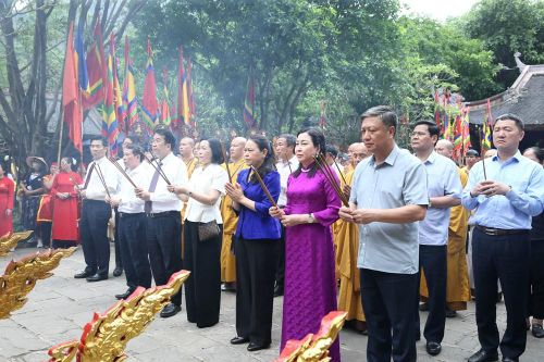 Các đại biểu dâng hương tại Lễ hội Tràng An 2026