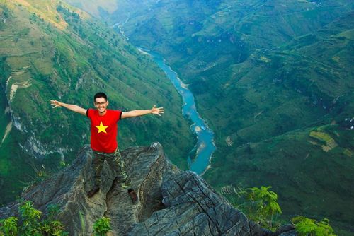 Du khách thích thú chụp ảnh với dòng sông Nho Quế. Ảnh: PYS Travel