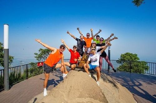 Nhóm bạn check-in tại núi Bà Đen (Tây Ninh)