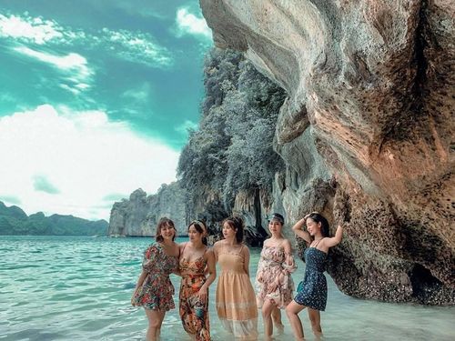 Cát Bà (đặc khu Cát Hải, Hải Phòng) cũng ghi nhận lượng khách “đông chưa từng thấy” với khoảng 70 nghìn lượt người. Ảnh: Annie Phạm