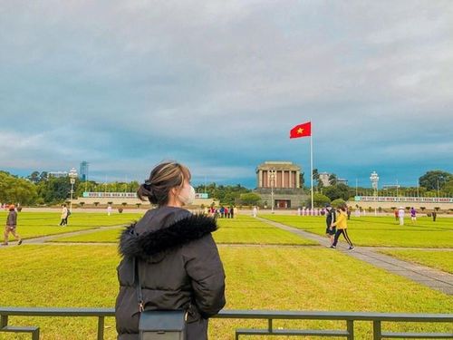 Quảng trường Ba Đình luôn là điểm chụp "hot hit" của các bạn trẻ Hà Nội. Lượng khách du lịch đến thủ đô trong kỳ nghỉ lễ đạt khoảng 1,35 triệu lượt, tổng thu từ du lịch vượt 5.000 tỉ đồng. Ảnh: Thanh Thảo