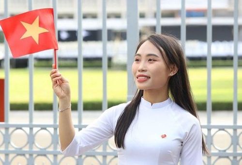 Dinh Thống Nhất cũng là điểm đến của nhiều du khách. Dịp lễ, TP.HCM ước đón 1,95 triệu lượt khách, tổng thu từ khách du lịch ước đạt 7.138 tỉ đồng. Ảnh: Thùy Trang