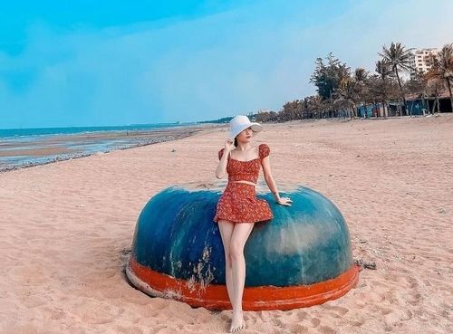 Du khách check-in tại bãi biển Cửa Lò. Ảnh: Mai Trang