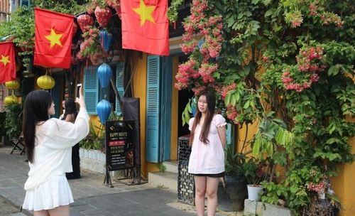 Phố cổ Hội An (TP. Đà Nẵng) đông đúc với hàng ngàn du khách đổ về tham quan trong kỳ nghỉ lễ 30.4 - 1.5