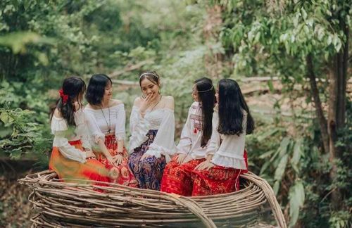 Những “tổ chim” trên cây ở Khu du lịch Troh Bư (huyện Buôn Đôn) mang lại sự thích thú cho du khách. Dịp lễ này, tỉnh Đắk Lắk ước đón khoảng 350.000 lượt khách đến tham quan, nghỉ dưỡng và tham gia các hoạt động, sự kiện văn hóa trên toàn tỉnh, tăng khoảng 18,64% so với cùng kỳ năm 2025. Ảnh minh họa: A. Mừng