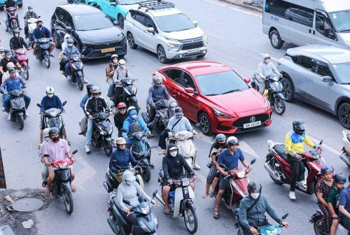 Hơn 7h30', đường Ngọc Hồi đã đông đúc người và phương tiện lưu thông