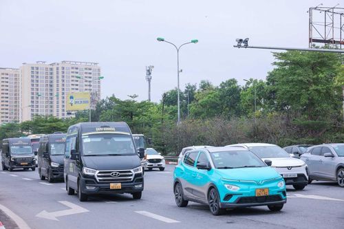 Lượng xe lưu thông trên đường cao tốc Pháp Vân - Cầu Giẽ đoạn đầu Công viên Yên Sở đã đông hơn ngày thường (ảnh chụp 8h15')