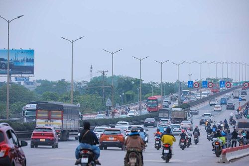 Lưu lượng phương tiện đi vào trung tâm Hà Nội từ hướng cầu Thanh Trì tăng nhanh so với những ngày nghỉ lễ