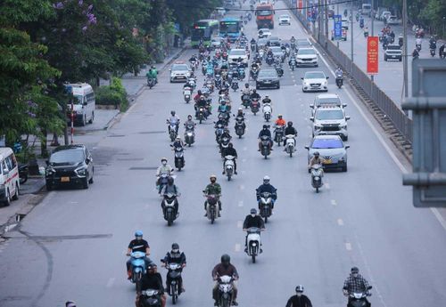 Người dân với hành lý, đồ đạc được chằng buộc cẩn thận hướng từ Quốc lộ 1A đi vào thành phố Hà Nội (ảnh chụp lúc 7h30')
