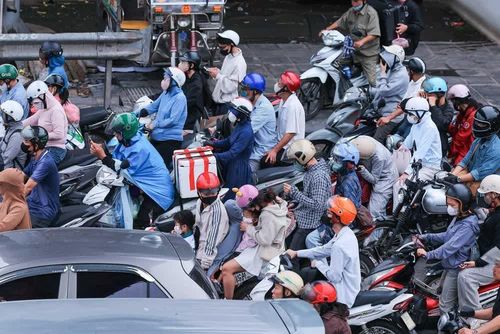 Trên các trục đường chính, mật độ giao thông gia tăng đáng kể (ảnh chụp tại đường Ngọc Hồi lúc 7h40')