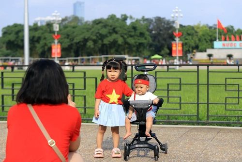 Những em nhỏ được bố mẹ đưa đến "check-in" tại Quảng trường Ba Đình. Ảnh: Tuấn Anh - TTXVN