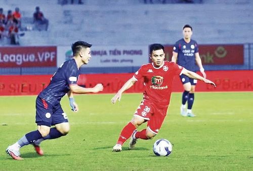 Dù rất nỗ lực, nhưng các cầu thủ Hải Phòng (áo đỏ) không thể có bàn thắng.