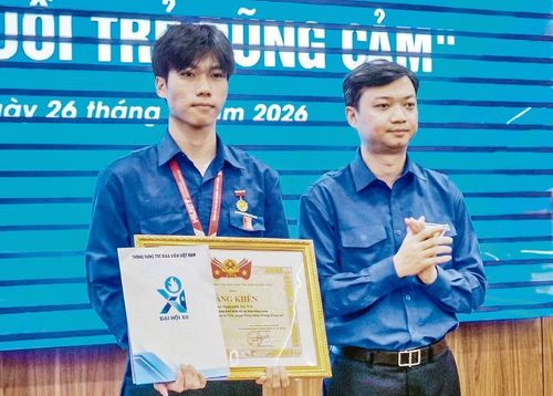 Lãnh đạo Trung ương Đoàn trao Bằng khen và Huy hiệu “Tuổi trẻ dũng cảm” tặng Nguyễn Lê Tú. (Ảnh: TUẤN VŨ)