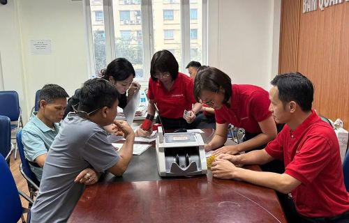 Phường Thanh Xuân chi trả tiền cho người dân trong diện thu hồi phục vụ giải phóng mặt bằng đường Vành đai 2,5. (Ảnh: VÂN NGA)