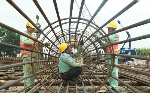 Công nhân thi công trên công trường cầu Trần Hưng Đạo (ảnh: HÙNG THÁI)