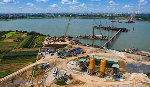Công trường thi công cầu Ngọc Hồi. (Ảnh: HÙNG THÁI)