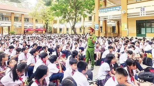 Các em học sinh tham gia một chương trình về phòng, chống bạo lực học đường. (Ảnh: QUANG QUÝ)