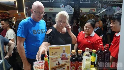 Du khách nước ngoài tham quan Lễ hội bánh mì 2026. (Linh Bảo)
