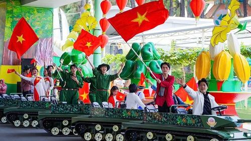 Khách tham quan thích thú với các hoạt động giải trí tại Khu Du lịch văn hóa Suối Tiên trong dịp lễ 30/4 và 1/5. (Ảnh: Khu Du lịch văn hóa Suối Tiên cung cấp)