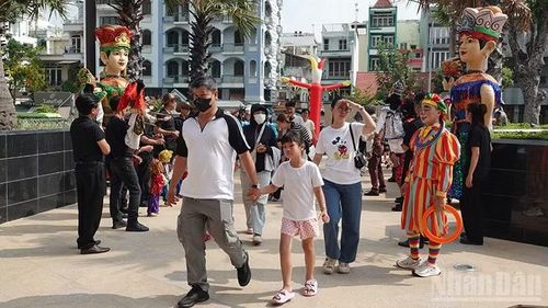 Người dân Thành phố đến xem chương trình biểu diễn xiếc tại Rạp xiếc và biểu diễn đa năng Phú Thọ trong dịp lễ 30/4 và 1/5.