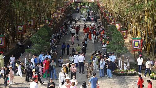Đông đảo người dân đến dâng hương, tham quan tại Khu tưởng niệm các Vua Hùng thuộc Công viên Lịch sử-văn hóa dân tộc. (Ảnh: Cộng tác viên)