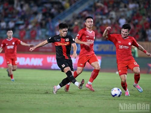 Đội khách Ninh Bình thi đấu tự tin hơn khi chơi hơn người.