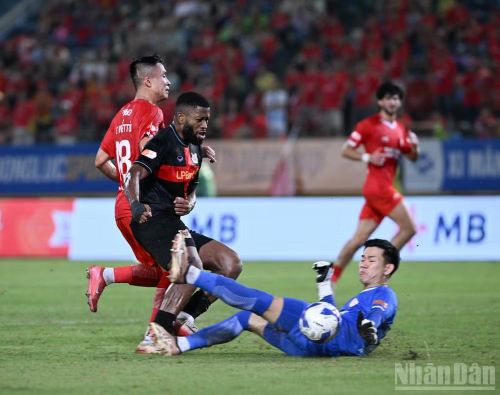 Các cầu thủ Ninh Bình chưa thể có được bàn gỡ trong hiệp 1.