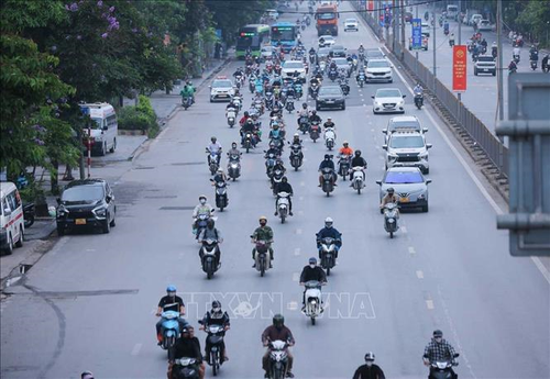 Ngay từ hơn 7 giờ, lưu lượng người và phương tiện trên tuyến đường từ Quốc lộ 1A hướng vào TP Hà Nội đã tăng đột biến.