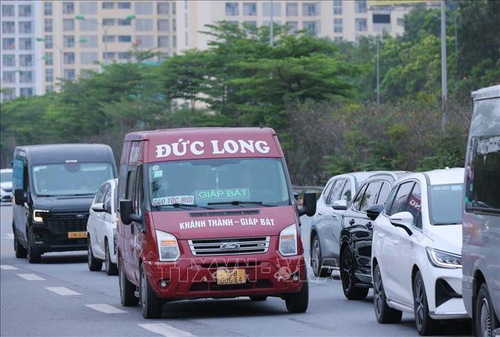 Lượng xe lưu thông trên đường cao tốc Pháp Vân - Cầu Giẽ đoạn đầu Công viên Yên Sở đã đông hơn ngày thường.