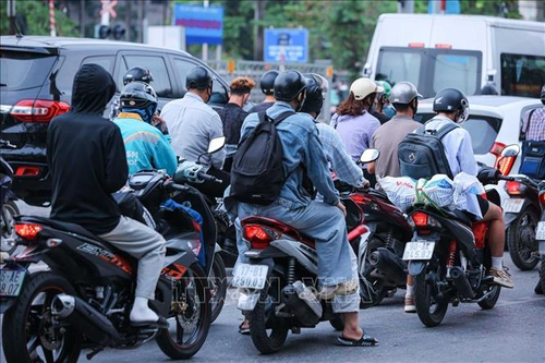 Lượng người và phương tiện di chuyển từ Quốc lộ 1A hướng về đường Ngọc Hồi đi trung tâm Hà Nội đã đông đúc.