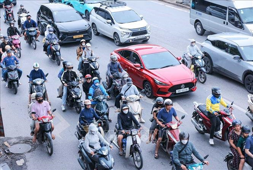 Đường Ngọc Hồi đông đúc người và phương tiện lưu thông.