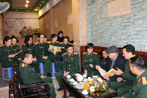 Cục Cứu hộ - Cứu nạn, Bộ Tổng Tham mưu đến thăm và chúc mừng Đại tá Nguyễn Đình Kiên nhân dịp kỷ niệm 50 năm Chiến thắng Hà Nội-Điện Biên Phủ trên không.