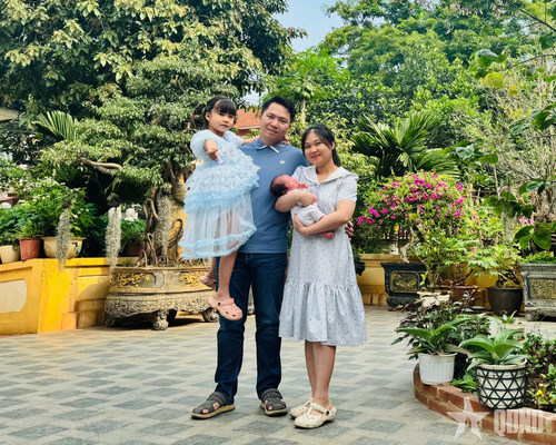  Gia đình nhỏ của Thiếu tá Nguyễn Trường Giang vừa đón thêm thành viên mới - bé Tiến Minh. 