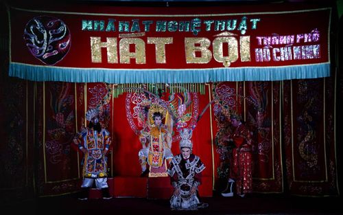 Sân khấu lung linh của nghệ thuật hát bội.