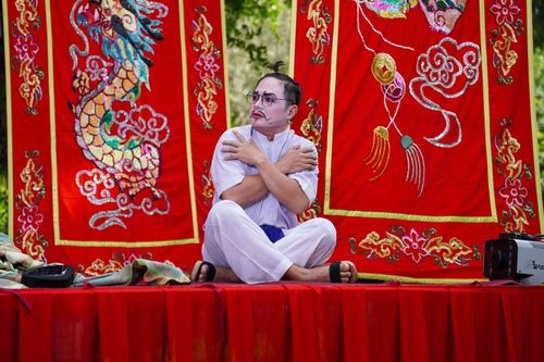 Vừa mới hỗ trợ đội hậu cần vào sáng sớm, nghệ sĩ Hoàng Hà giờ đã hóa thân thành vai quan Huyện trong trích đoạn Bà Huyện đánh ghen.
