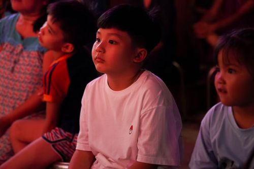 Còn có những khán giả nhỏ tuổi đến xem.