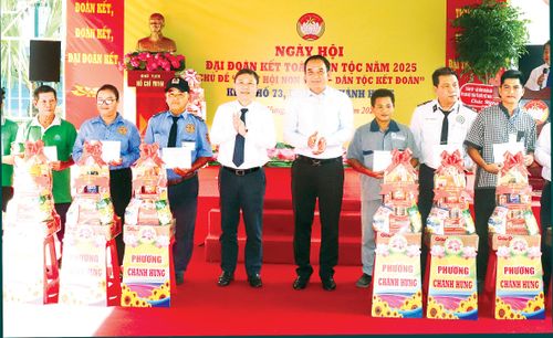  Trưởng Ban Tuyên giáo và Dân vận Thành ủy TPHCM Dương Anh Đức tặng quà của Thành ủy – HĐND – UBND - Ủy ban MTTQ Việt Nam TPHCM đến các hộ có hoàn cảnh khó khăn ở khu phố 73, phường Chánh Hưng. Ảnh: THÁI PHƯƠNG 