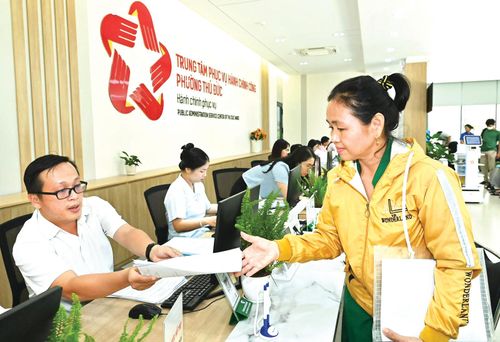  Công chức Trung tâm Phục vụ hành chính công phường Thủ Đức (TPHCM) giải quyết thủ tục hành chính cho người dân. Ảnh: VIỆT DŨNG 