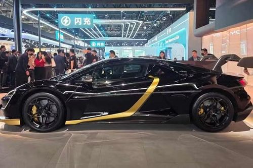 Về ngoại hình, Yangwang U9 Xtreme còn được nâng tầm nhờ các kỹ thuật thủ công phi vật thể và tính khan hiếm do cá nhân hóa mang lại. Toàn bộ lớp sơn xe không phải loại thông thường mà được pha thêm bột vàng kích thước micromet độc quyền. 