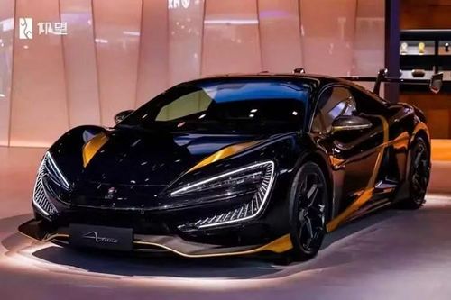 Các vật liệu như sợi carbon cao cấp và những chi tiết rèn siêu nhẹ sử dụng cho toàn bộ thân xe cũng khiến chi phí chế tạo tăng mạnh. Xe còn hỗ trợ cá nhân hóa chuyên sâu trên mọi phương diện, từ màu sơn, vật liệu, hoa văn cho đến bảng tên riêng và nhận diện cá nhân.