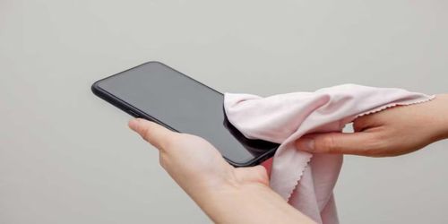 Ngoài ra, việc rửa tay thường xuyên kết hợp vệ sinh điện thoại đúng cách sẽ là “lá chắn” hiệu quả giúp người dùng hạn chế nguy cơ lây nhiễm vi khuẩn trong cuộc sống hàng ngày.