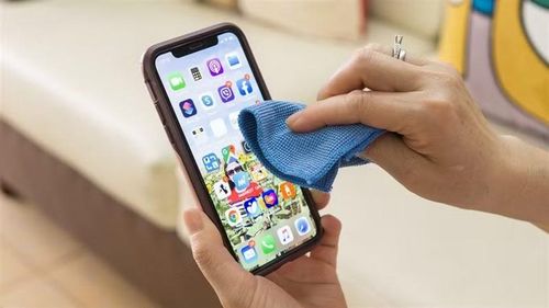 Các hãng công nghệ lớn như Apple, Samsung và Google đều khuyến cáo sử dụng khăn lau chứa cồn và tránh đổ trực tiếp dung dịch lên thiết bị để đảm bảo an toàn.