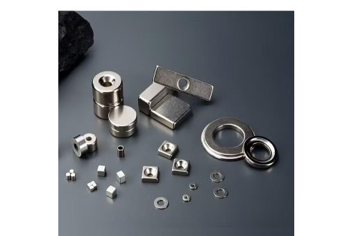 Vấn đề trở nên nghiêm trọng hơn khi hơn 90% công đoạn tinh chế vật liệu đất hiếm hiện nằm trong tay Trung Quốc, khiến chuỗi cung ứng toàn cầu rơi vào trạng thái phụ thuộc cao và tiềm ẩn rủi ro địa chính trị.