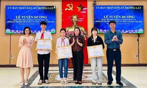 Em Phạm Thị Khánh Thương (thứ 2 bên phải), học sinh lớp 11A1, Trường THPT Mường Lát đoạt giải Nhì cấp tỉnh môn Lịch sử, năm học 2025-2026.