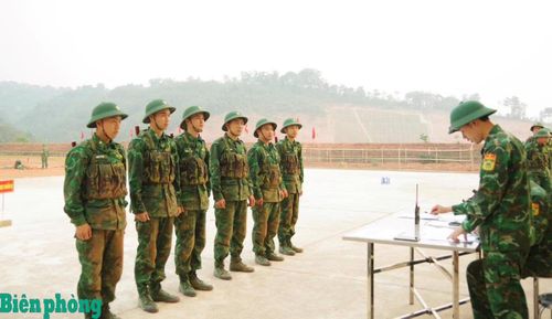 Chiến sĩ mới chăm chú theo dõi kết quả bắn đạn thật, đánh dấu bước trưởng thành đầu tiên trong quá trình làm chủ vũ khí trang bị. Ảnh: Nghĩa Hà