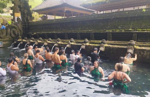Nghi lễ thanh tẩy Melukat tại đền Tirta Empul. Ảnh: TTXVN