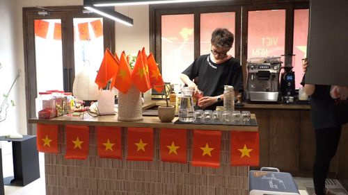 Thắng Phát làm công việc pha chế tại một quán cà phê ở Hà Nội. Ảnh: NVCC