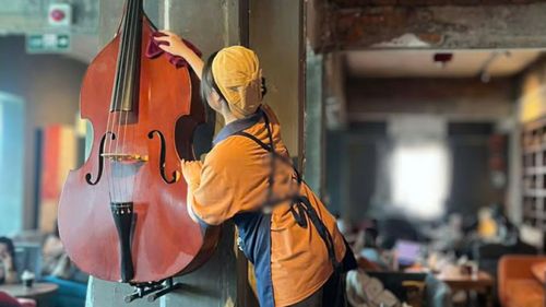 Ngoài pha chế, Thu Hiền còn đảm nhận việc lau dọn, vệ sinh các vật dụng trưng bày trong quán. Ảnh: NVCC
