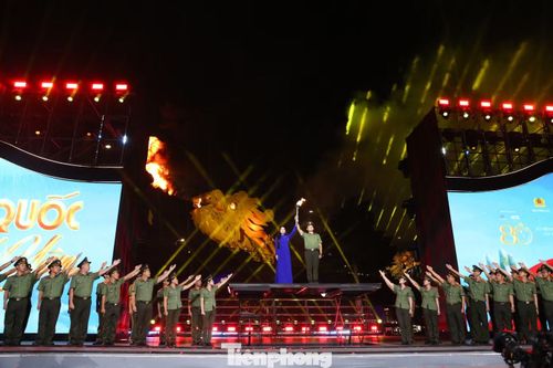 Không phải ngẫu nhiên mà tiết mục kết màn của gala "Tổ quốc bình yên" do Bộ Công an phối hợp với UBND TP. Đà Nẵng là hình ảnh ngọn lửa thiêng được trao truyền cho thế hệ trẻ.